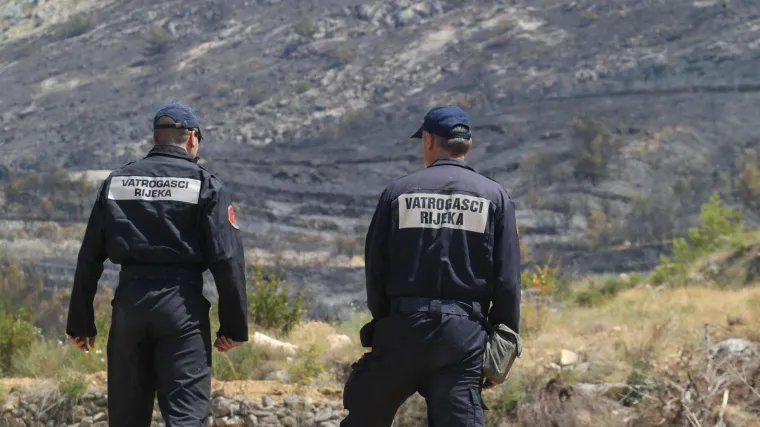 Svakodnevno riskiraju život, a plaća im je do 5.800 kuna. Riječki vatrogasci zaprijetili &scaron;trajkom, Grad je već na mukama