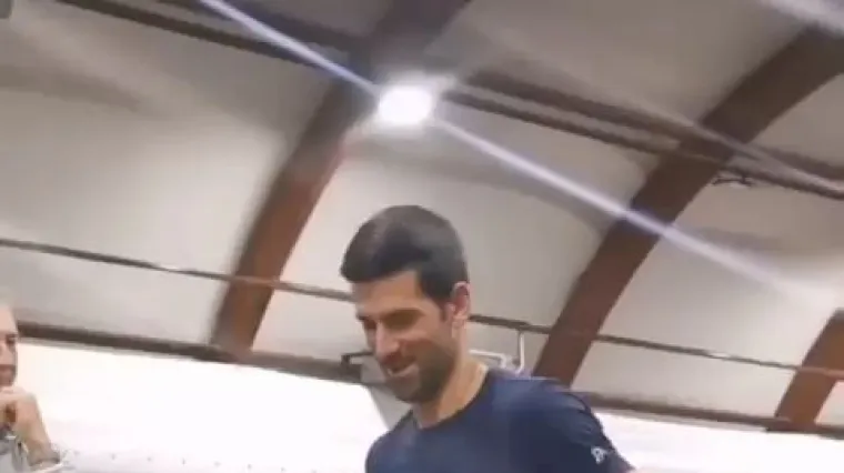 Atraktivna manekenka snimala Đokovića dok ovaj trenira i 'umire' od smijeha