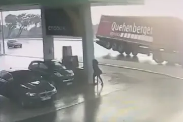 Vjetar umalo odnio šleper s ceste, a žena se grčevito držala za šipku da i nju ne otpuše