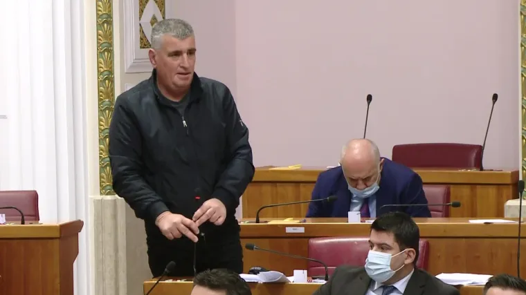 Miro Bulj u Saboru o 'odugovlačenju' provjera potpisa za referendum: 'Ovo je pljuvanje narodu i demokraciji u usta'
