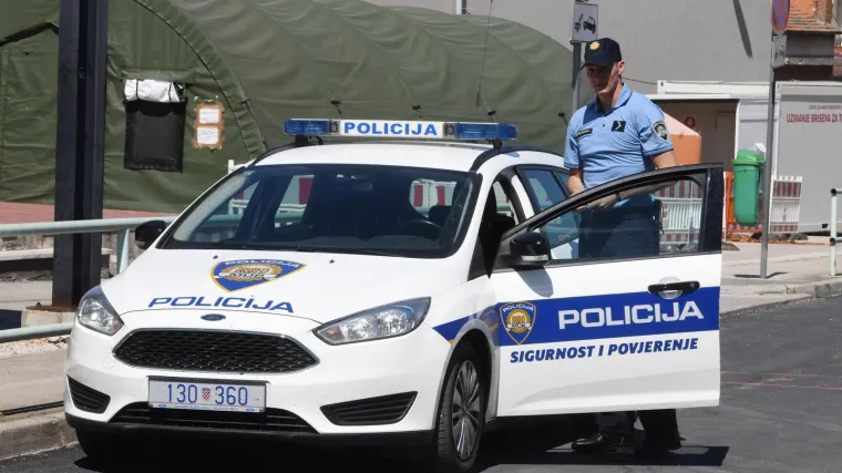 Drama na autocesti: Krijumčar migranata htio kombijem pregaziti policajce, zapucali su na njega