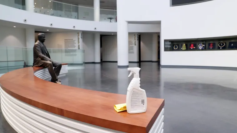 Izdržao je na novom poslu jedan dan: Cijeli svijet prenosi priču o za&scaron;titaru koji je kratio dosadu uz kemijsku olovku