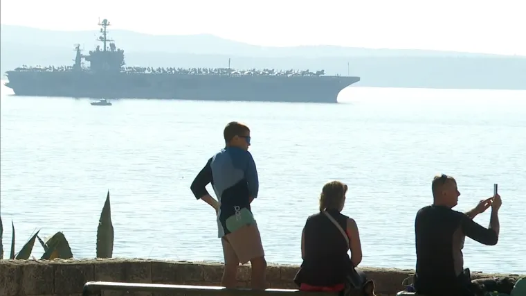 U Split stigao jedan od najvećih vojnih brodova na svijetu: Za njega nema mjesta u luci pa se smjestio u bračkom kanalu