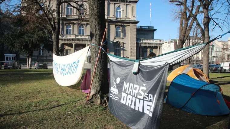 Eko aktivisti započeli neuobičajeni prosvjed u Beogradu: Kampiraju ispred Vučićeva ureda