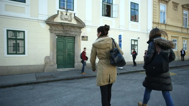 Zavrzlama u zagrebačkoj gimnaziji. Mijenjala ravnatelja pa postala sama sebi &scaron;efica, četiri mjeseca donosila odluke