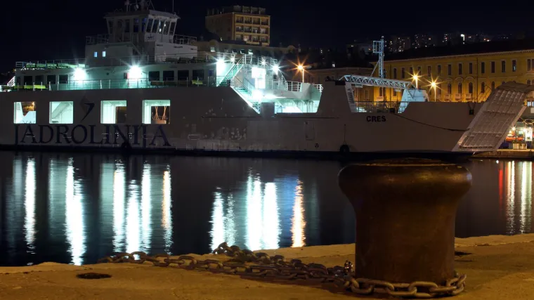 Slučajni prolaznici postali heroji u riječkoj luci: Muškarac bez svijesti plutao u moru