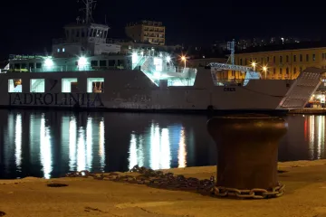 Slučajni prolaznici postali heroji u riječkoj luci: Muškarac bez svijesti plutao u moru