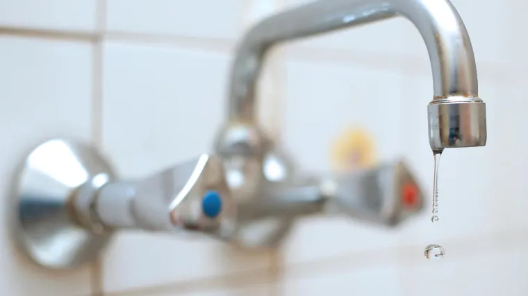 Za&scaron;to popraviti slavinu iz koje kaplje? Popravak ko&scaron;ta samo 5 kuna, a možete u&scaron;tediti nekoliko tisuća litara vode