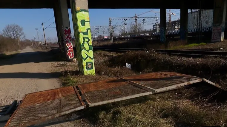 S nadvožnjaka otpala željezna ograda, Zagreb se raspada: 'Dugogodi&scaron;nja nebriga. Korozija je nagrizla most'