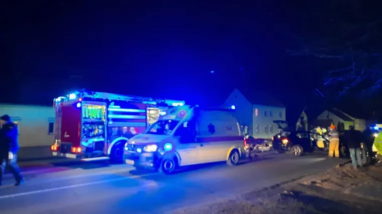 Stra&scaron;na prometna kod Slavonskog Broda: Vatrogasci rezali automobil kako bi do&scaron;li do 19-godi&scaron;njakinje