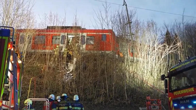Poginuo putnik kada su se danas poslijepodne sudarila dva vlaka u blizini M&uuml;nchena