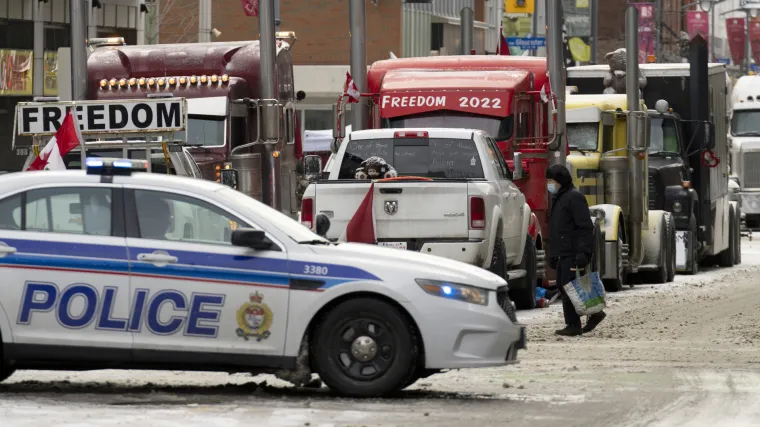 Gotov prosvjed u Kanadi: Policija rastjerala prosvjednike, a protuprosvjednici spriječili dolazak novih vozila u blokadu
