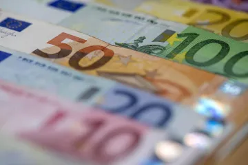 Uvođenje eura u Hrvatskoj postala je drama, ali tri susjedne zemlje već ga imaju godinama i zasad im dobro ide