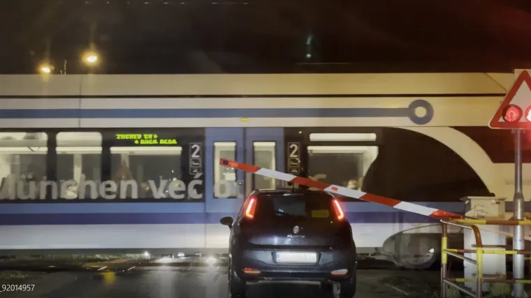 VIDEO Užasavajuć prizor: Rampa poklopila automobil na kružnom prijelazu u zagrebačkom naselju, a onda je nai&scaron;ao vlak...