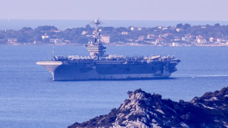 USS Harry S. Truman usred noći neplanski isplovio iz Splita. Podigli plavu zastavu pa se uputili za norve&scaron;kom fregatom