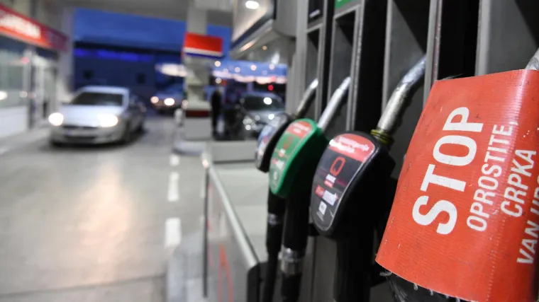 Cijene osnovnih goriva su 'zamrznute', no ostala su od ponoći opet poskupjela: Ovo su nove cijene