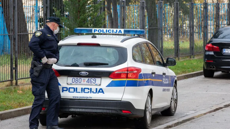 Slučajno ustrijelio prijatelja dok je 'petljao' po pi&scaron;tolju: Preminuo je u bolnici