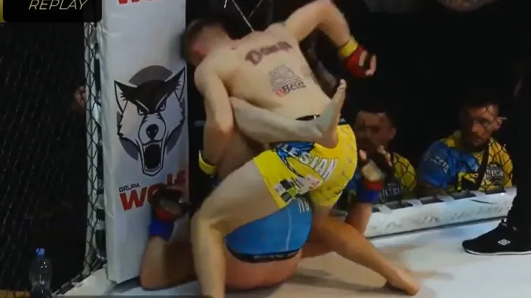 Ovakav nokaut do sada nismo vidjeli! Majstor iz nemoguće situacije nogom u glavu pogodio protivnika i uspavao ga