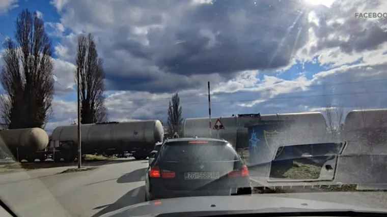 VIDEO I&scaron;ao preći prugu, rampa pala na auto, nai&scaron;ao vlak! Ovaj put nije bilo tragedije u Sv. Klari. Ali, istražili smo
