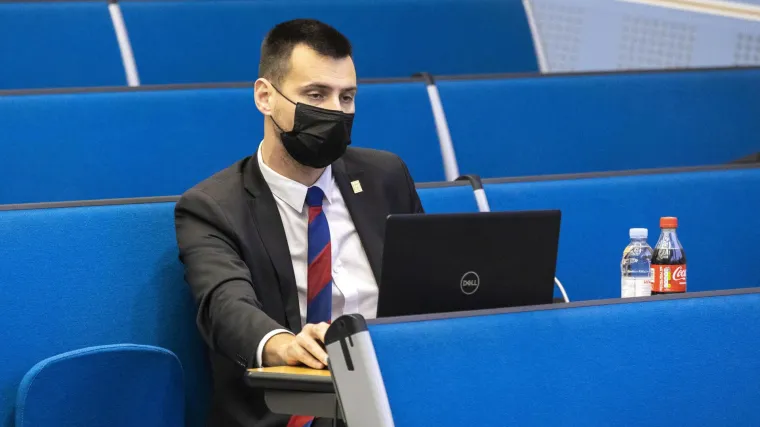 Ivo&scaron;ević se ispričao novinarki, no oporbi se nije svidjelo &scaron;to Puljak nije bio prisutan: 'To je na razini osnovne &scaron;kole'