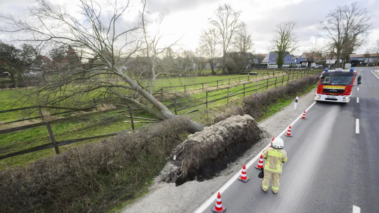 Snažne oluje pogodile Europu: U Poljskoj poginulo troje ljudi, vjetrovi dosežu 180 kilometara na sat