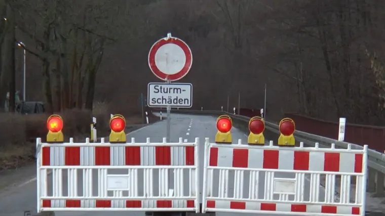 Izvanredno stanje u Njemačkoj: Oluja Ylenia poplavila Hamburg, čupala drveće i paralizirala sjever države