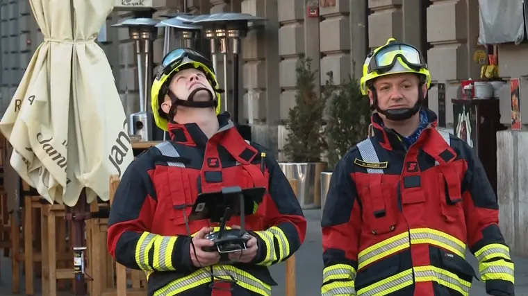 Vatrogasci pregledavaju o&scaron;tećene zgrade i traže opasnosti koje vrebaju Zagrepčane, građani tvrde: 'Ne osjećamo se sigurno'