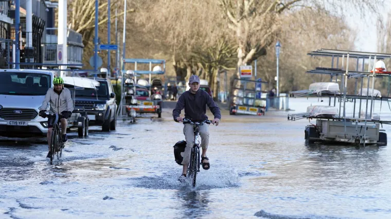 U Britaniju stigla jedna od najgorih oluja u 30 godina: Zatvaraju se &scaron;kole i željeznice, a ljude se moli da ostanu doma