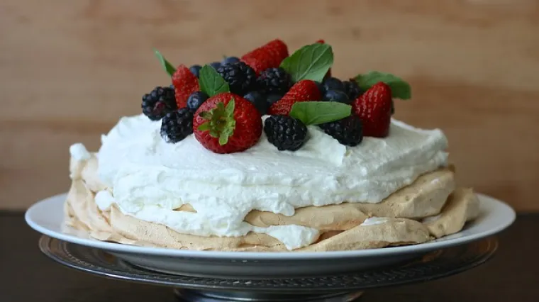 Pavlova torta osvježavajući i lagani desert