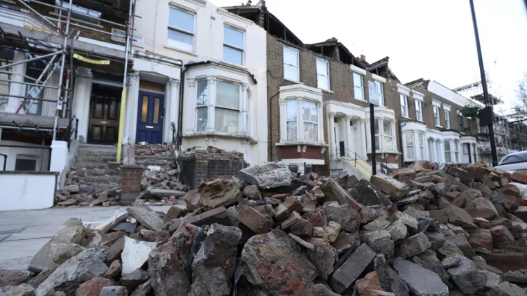 FOTO Oluja Eunice usmrtila 13 ljudi, velik dio Europe ostao bez električne energije: Promet u kaosu