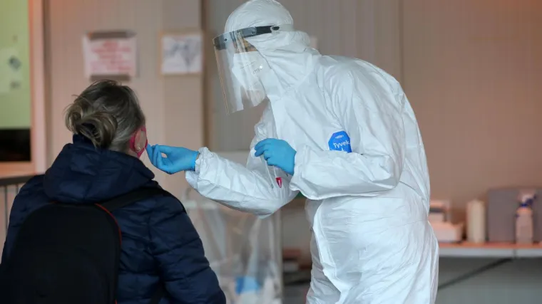 Imamo 2055 novih slučajeva korone, a preminulo je njih 42. U bolnici se liječi 1720 ljudi, a na respiratoru je 125