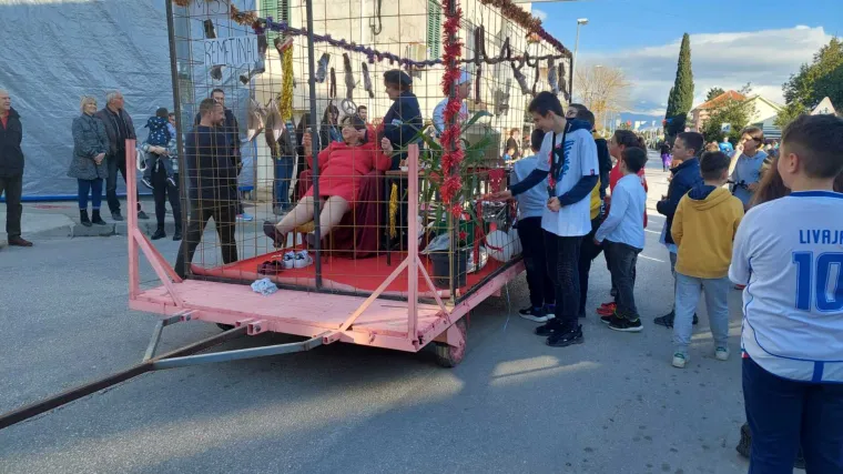 FOTO RTL na 27. 'Kambelovskom krnjevalu': Iz Remetinca 'dovezli' Gabrijelu Žalac, 'Plenković' paradirao s avionima
