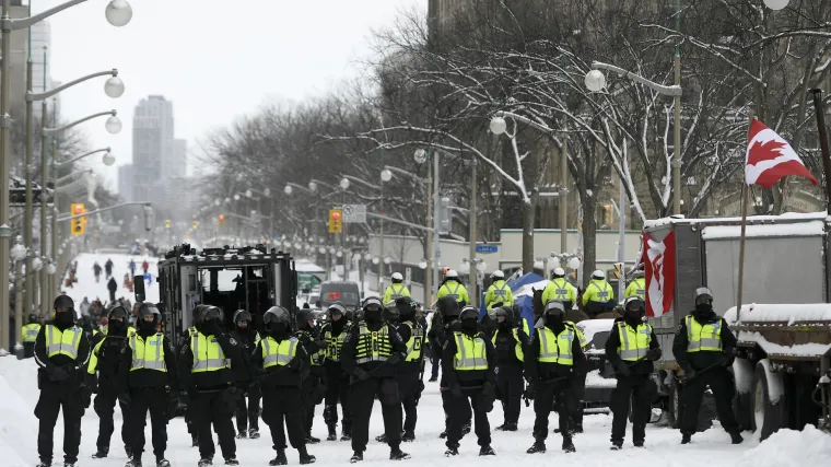 Policija u Kanadi uklanja posljednje prosvjednike s ulica: U dva dana uhitili 170 osoba, a pronađene su i dimne bombe