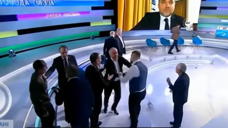 VIDEO Tijekom ukrajinske emisije, potukli se novinar i političar. Udarali se &scaron;akama, hrvali i vrijeđali: 'Grebe&scaron; poput djevojčice'