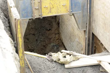 Pored zgrade se otvorila ogromna rupa, svi stanari evakuirani: 'Tlo se i dalje urušava i sliježe te se rupa širi'