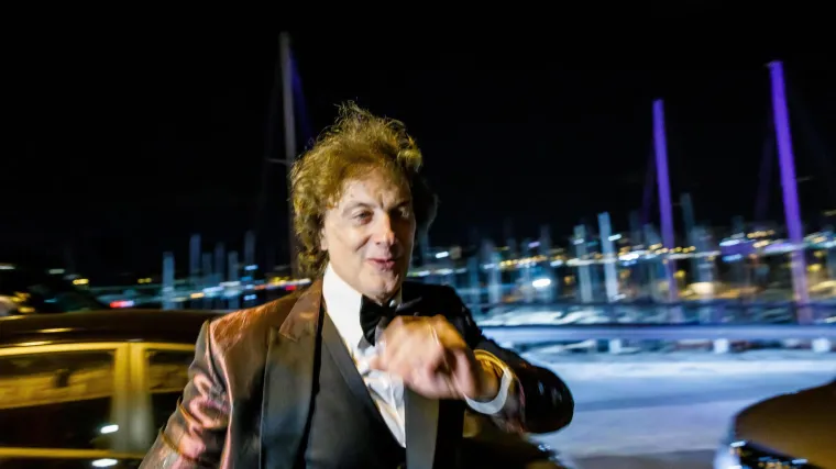 Glava treba odmor: Tonči Huljić snimljen kako nakon svadbenog slavlja sam šeta plažom