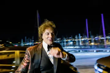 Glava treba odmor: Tonči Huljić snimljen kako nakon svadbenog slavlja sam šeta plažom