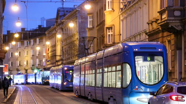FOTO Automobilom se zabio u građevinsku skelu u centru Zagreba, prijeti uru&scaron;avanje, dvoje ranjeno