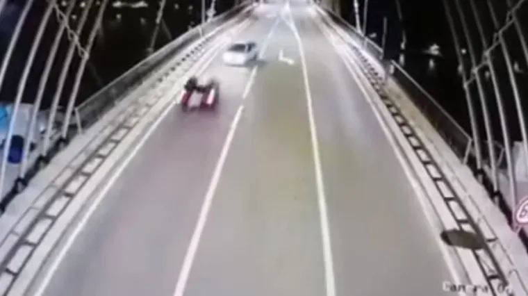 Objavljena snimka stra&scaron;ne nesreće na mostu u Dubrovniku! Sudarila se tri automobila, jedan je potpuno smrskan. Je li riječ o utrkama?
