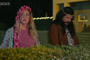 Jadranko urinira u ulici, a Tamara mu drži stražu