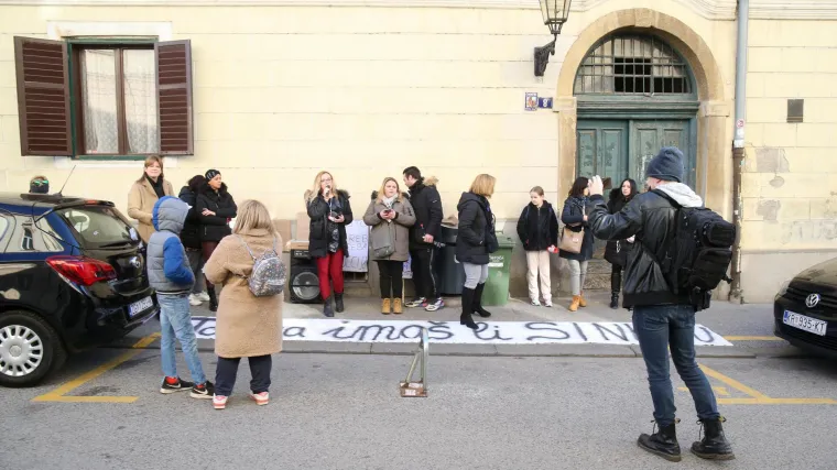 Ispred Gradske skup&scaron;tine prosvjed roditelja odgojitelja: 'Nije normalno ukinuti mjeru naglo i sjekirom'
