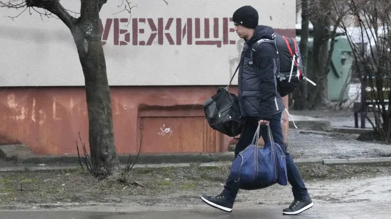 FOTO/VIDEO Ratno stanje u Ukrajini! Ljudi bježe pred Rusima, masovno čekaju pred bankomatima, obitelji se skrivaju u metrou