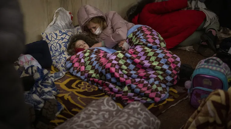 FOTO/VIDEO Ukrajinci u metroima provode noć, skrivaju se od ruskih zračnih napada: 'Nakon zadnjih vijesti, odlučili smo otići'