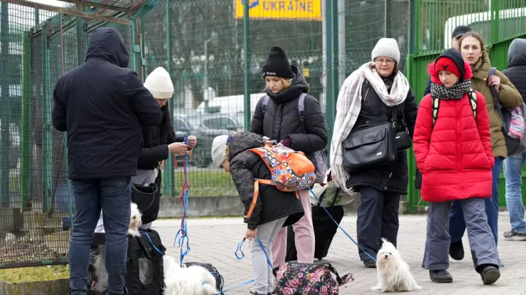 Stotine tisuća ljudi bježe pred Rusima, a neki su čekali 16 do 18 sati na užasnoj hladnoći: 'Moj je muž ostao u Ukrajini'