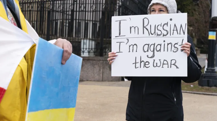 Rusi koji se opiru Putinu, svjesni kazne i represije: Policija uhitila skoro 2000 ljudi na antiratnim protestima