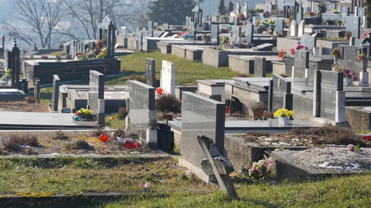 Provalili u grobnicu na Miro&scaron;evcu, otvorili lijes i s pokojnika otuđili nakit, a s čeljusti otkinuli dva pozlaćena zuba
