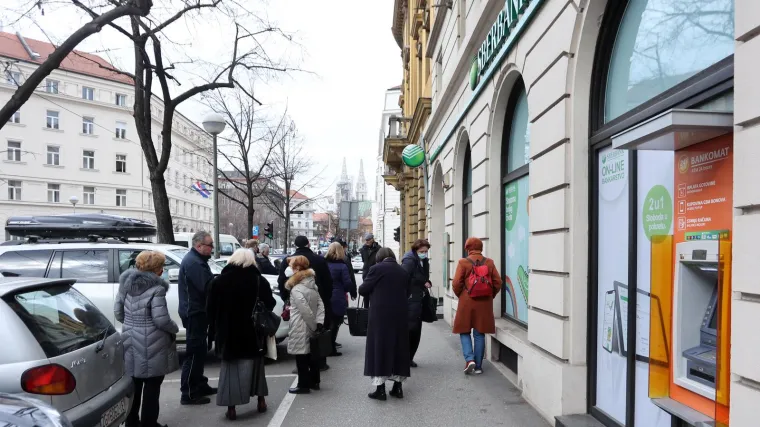 FOTO Hrvati panično dižu novac iz ruske banke! Redovi pred Sberbankom od jutra. Iz Agencije za depozite poručuju: 'Nema panike'