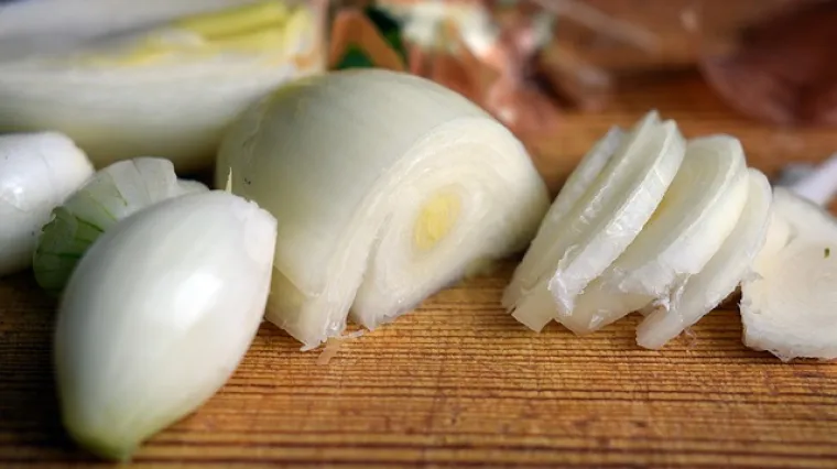 Kako ukloniti miris luka iz usta?