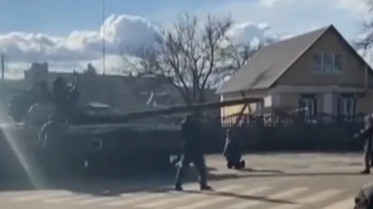 Snimka iz Ukrajine pokazala: Ukrajinac golim rukama poku&scaron;ao zaustaviti napredovanje ruskih tenkova