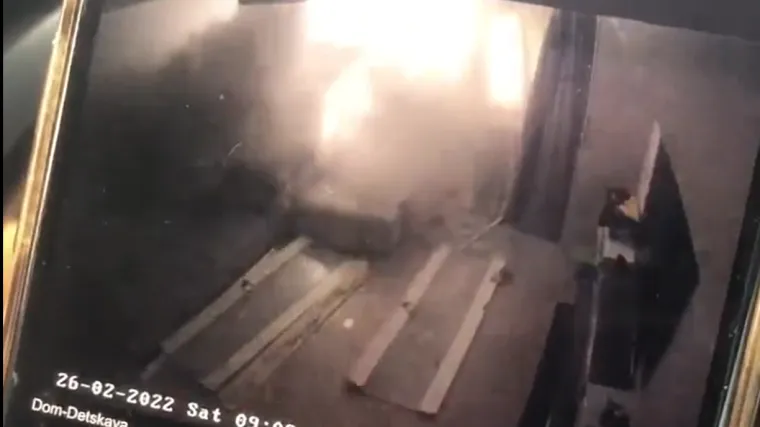 Pogledajte stravičan trenutak u kojem je ruski projektil pogodio stambenu zgradu: Dio je poptuno uni&scaron;ten